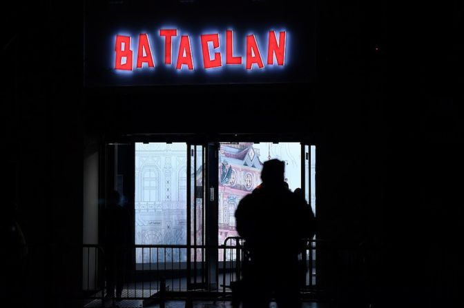 Un policía hace guardia afuera del Bataclan la noche del sábado, en la víspera del aniversario de los ataques de París.