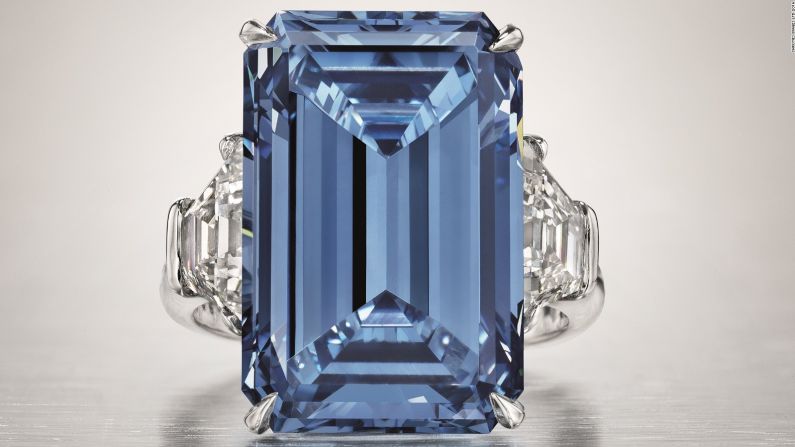 Este es el ‘Oppenheimer Blue’ en un anillo de platino.