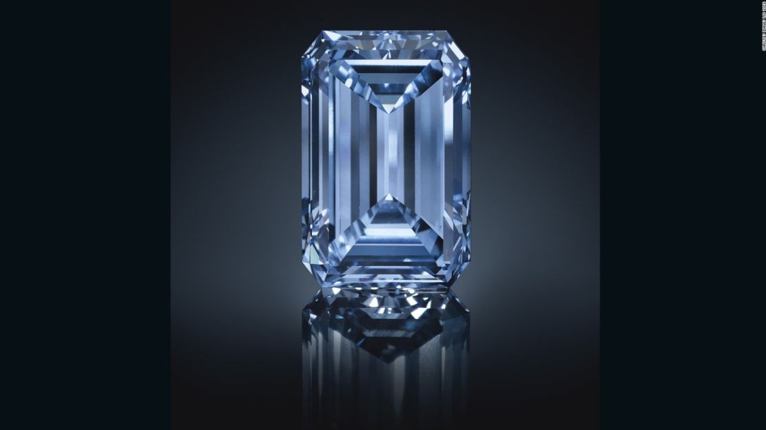 El diamante azul más grande del mundo y una de las piedras más raras del mundo, conocida como ‘Oppenheimer Blue’, fue vendida por 57.5 millones de dólares el pasado 18 de mayo de 2016 en una subasta de Christie’s en Ginebra. Este es el diamante más caro alguna vez subastado en la historia.