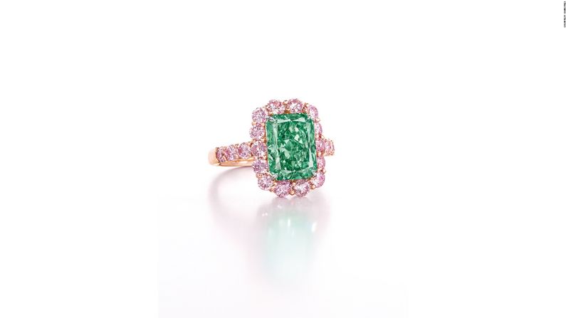 Este anillo conocido como ‘Aurora Green’ es el diamante de color verde más grande en su clase vendido en una subasta. La piedra fue vendida el 31 de mayo de 2016 en una subasta de Christie’s en Hong Kong. ¿Su precio? 16,8 millones de dólares.