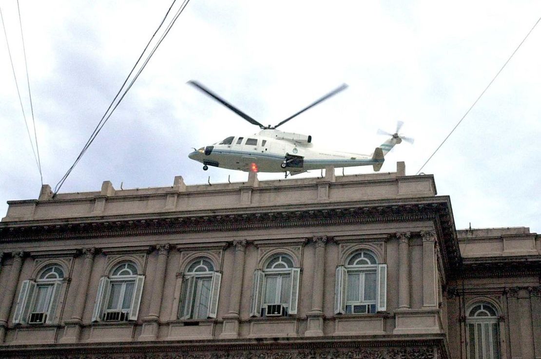 El 20 de diciembre de 2001, el expresidente Fernando de la Rúa salió de la Casa Rosada, luego de su renuncia en un helicóptero.