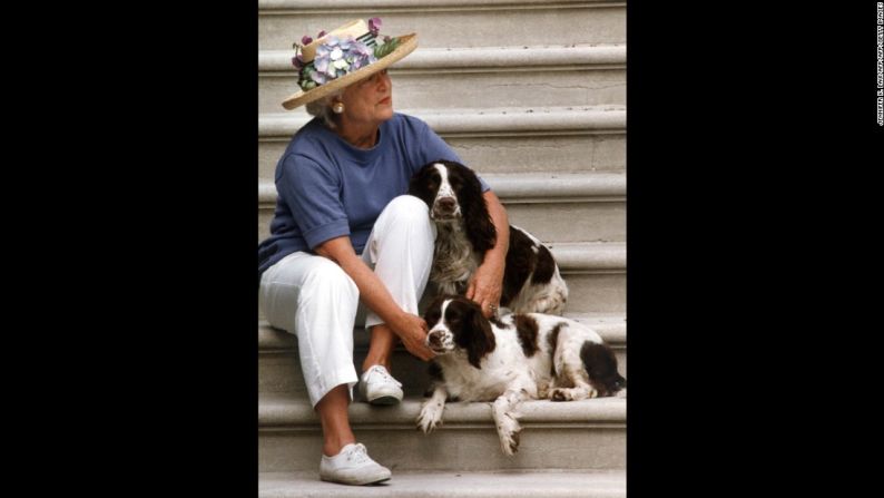 1989-1993 – Barbara Bush, esposa de George (senior), estuvo involucrada en muchas causas caritativas y humanitarias, durante su tiempo como primera dama. Sus esfuerzos incluyeron abordar la falta de vivienda, el SIDA y ayudar a los adultos mayores. También hizo una campaña y recogió fondos para mejorar la alfabetización, inspirada en la dislexia que sufrió su hijo Neil.