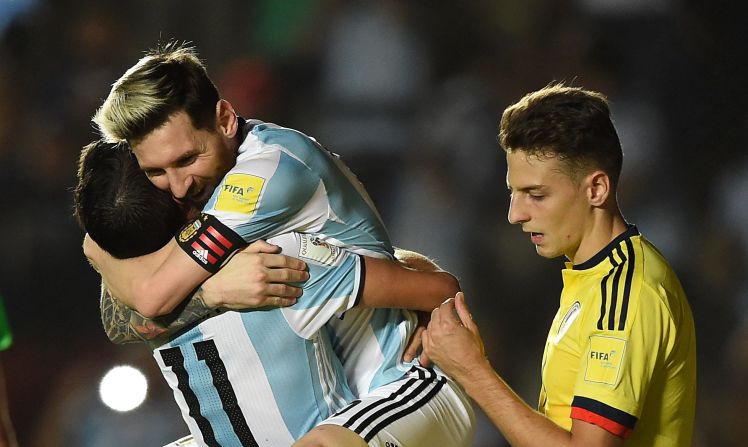 Con una gran noche de Messi, Argentina despachó a Colombia 3-0 en San Juan y se sacudió en la eliminatoria.