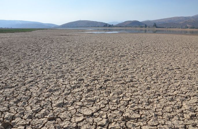 Foto de septiembre del 2016 del lago La Angostura, en Bolivia, que en ese momento había perdido el 50% del agua por una sequía sin precedentes en ese país suramericano.