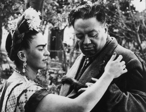 Frida Kahlo con su esposo Diego Rivera en 1945.