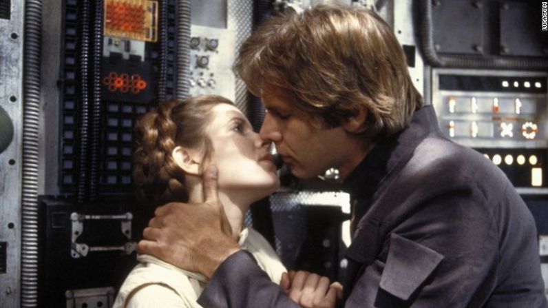 Carrie Fisher como la princesa Leia con Harrison Ford como Han Solo, en la saga de Star Wars.