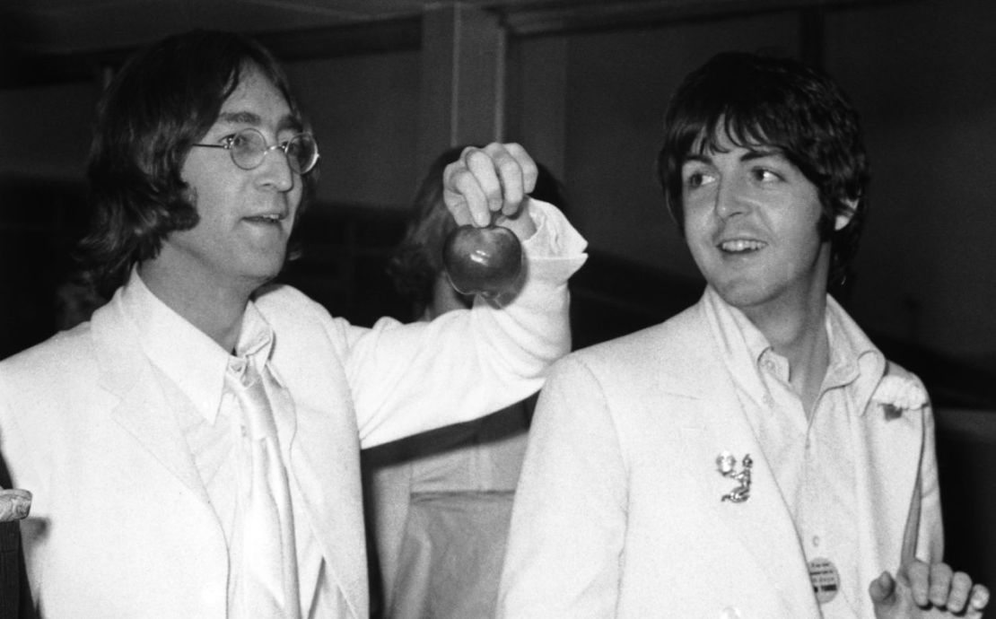 John Lennon y Paul McCartney en el aeropuerto de Londres en 1968.