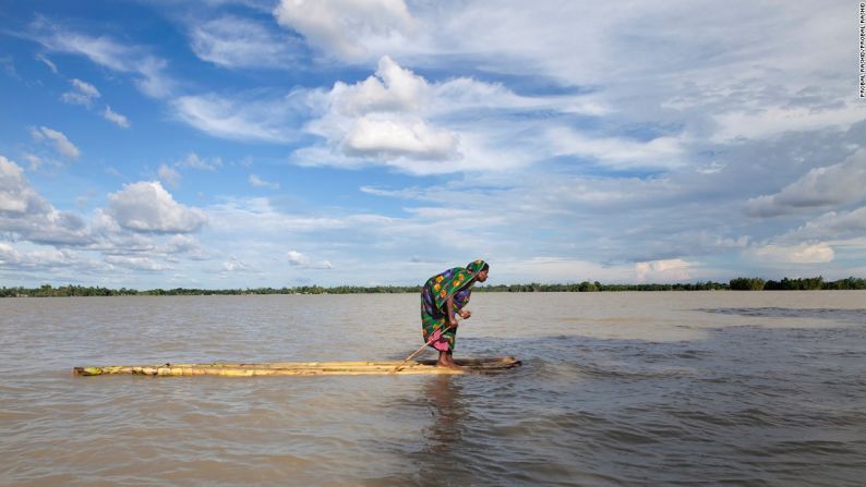 "Una mujer afectada por una inundación busca en un bote un refugio en un lugar seco en Islampur, Jamalpur, Bangladesh. Bangladesh es uno de los países más vulnerables ante los efectos del cambio climático. Foto: Probal Rashid.