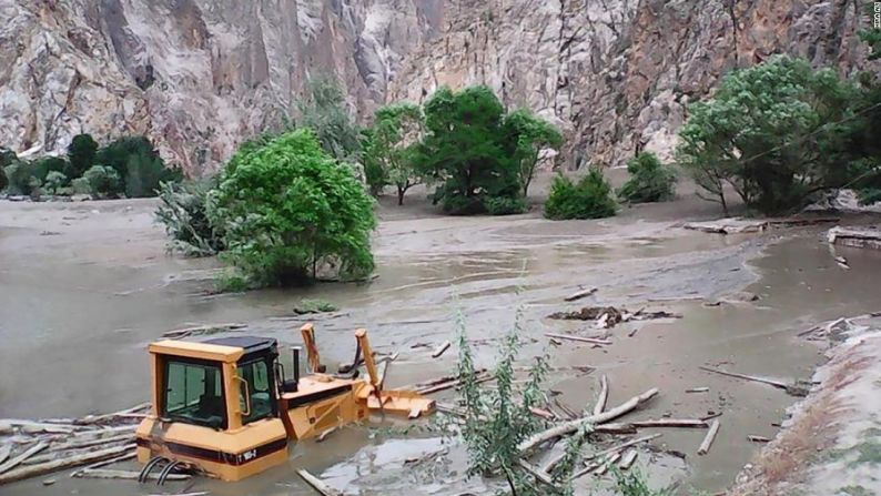 Esta foto muestra las inundaciones en áreas montañosas de Chitral, en el norte de Pakistán. Hay muchos glaciares en la alta montaña. Debido al cambio climático, en los últimos dos años ha habido muchas inundaciones y destrucción. Foto: Hira Ali.