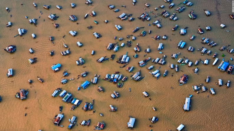 Vista aérea e las áreas inundadas de Chong Kneas, en Tonle Sap Lake, Camboya, que muestra qué tan amenazado está el gran lago por el cambio en los patrones de las precipitaciones y temperaturas. Foto: Stuart Chape.