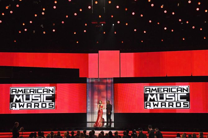 Las estrellas de la música se reunieron este domingo en el Microsoft Theater de Los Ángeles para galardonar a los mejores de la música en los American Music Awards 2016. Ariana Grande, Drake, Selena Gomez y Justin Bieber estuvieron entre los ganadores.