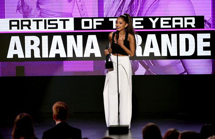 Ariana Grande recibió el premio a Artista del Año.