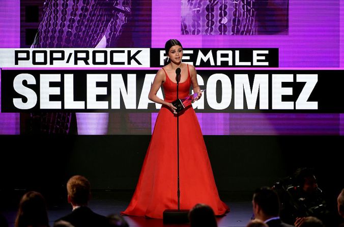 Selena Gómez, quien reapareció este domingo tras meses de descanso por motivos de salud, ganó el premio como Artista Favorita Feminina Pop/Rock.