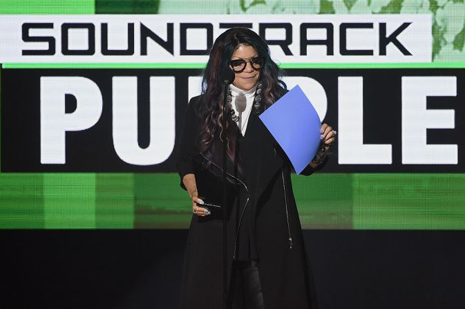 Prince volvió a brillar de manera póstuma en el escenario de los American Music Awards al recibir un premio al Mejor Soundtrack por ‘Purple Rain’. El artista fue hallado muerto el 21 de abril de 2016 en Minneapolis. Tenía 57 años. Su hermana, Tyka Nelson, recibió el premio este domingo.