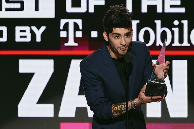 El cantante y compositor británico Zayn Malik —exintegrante de la banda One Direction— fue nombrado como Nuevo Artista del Año en los American Music Awards.