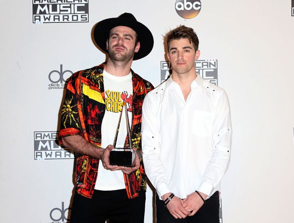 'The Chainsmokers' ganaron premio como Artista Favorito Electronic Dance Music. Alex Pall, a la izquierda, y Drew Taggart a la derecha, posan con la estatuilla.