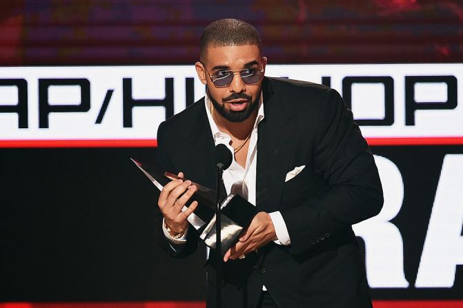 El artista canadiense Drake fue uno de los grandes ganadores de la noche: se llevó los premios a Álbum Favorito Rap/Hip Hop; Artista Favorito Rap/Hip Hop y Canción Favorita Rap/Hip Hop.  [10:13]