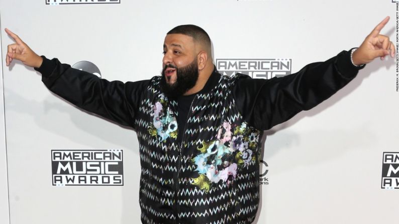 DJ Khaled antes de la gala de premiación en la alfombra roja.