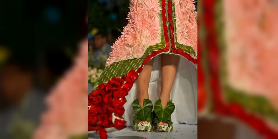 Los zapatos de algunas modelos también estaban decorados con flores vivas.