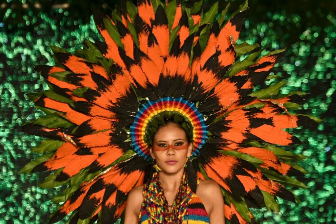 Una modelo presenta una creación de Eduard Zapata hecha con materiales orgánicos durante el desfile BioFashion en Cali, Colombia, este 19 de noviembre. Para el show los estudiantes de diseño presentan sus modelos creados con flores, plantas y hasta alas de mariposas. Mira algunos de los diseños más destacados en esta galería.