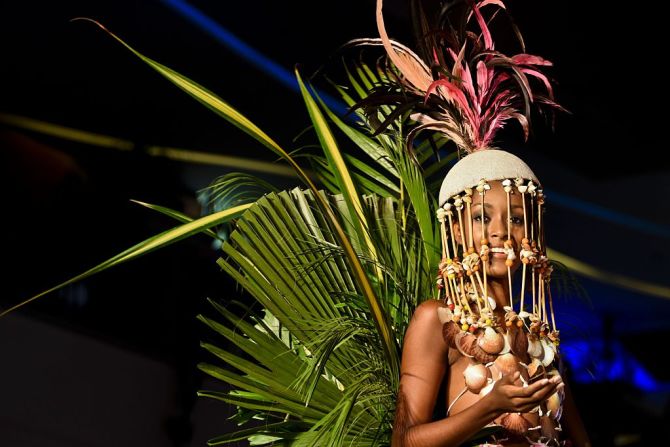 Diseñadores profesionales y estudiantes de diseño presentaron sus mejores creaciones hechas con materiales orgánicos en este desfile en Cali, Colombia. Vestido por Sarah Bryon Abadia.