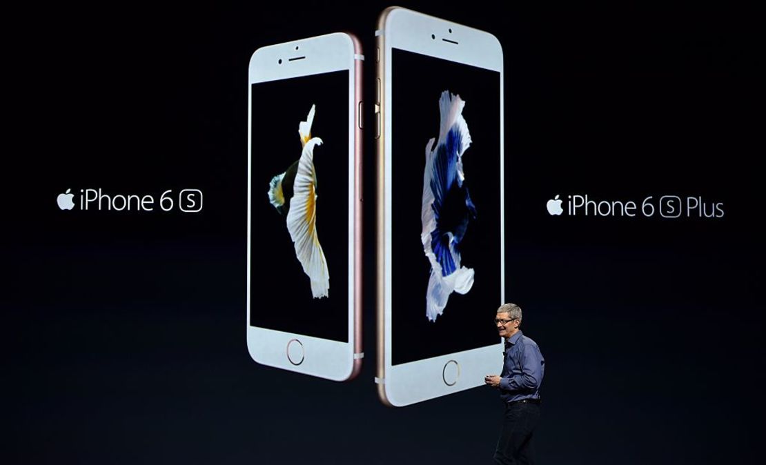 Imagen de archivo. Los iPhone 6 y 6S fueron presentados en septiembre de 2015 por Tim Cook durante un evento anual de Apple en San Francisco, California.