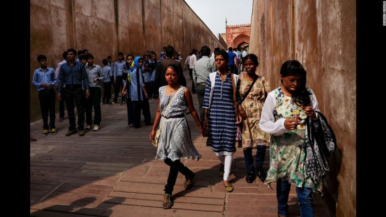 Sonyia, una activista de Nueva Delhi, carga a una niña en el café Sheroes Hangout en Agra, India. El café es atendido por sobrevivientes de ataques con ácido.