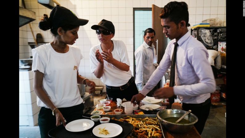 Ritu y Farah se preparan para servir comida.