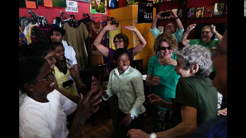 Rupa, al centro, les enseña a bailar a algunos clientes. “Para mí esta foto representa la misión real del café Sheroes Hangout”, dice el fotógrafo Federico Borella. La misión de este café es crear conciencia sobre los ataques con ácido y generar confianza en las sobrevivientes de los ataques.