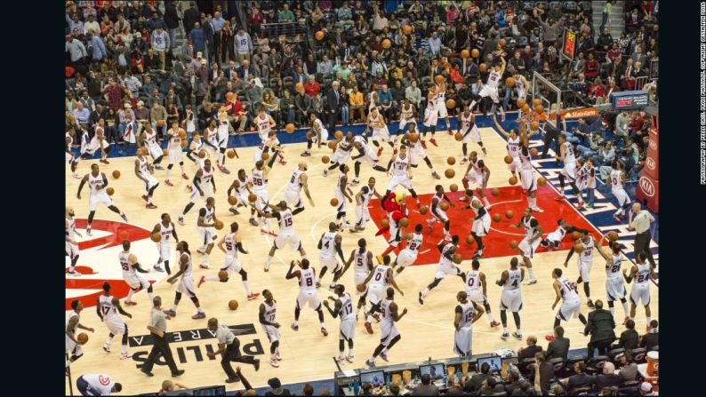 No, no es el entrenamiento más intenso en la historia del baloncesto. El fotógrafo Pelle Cass tomó cientos de imágenes de un mismo partido y luego compuso una sola imagen de jugadores del mismo equipo, repetidos una y otra vez.