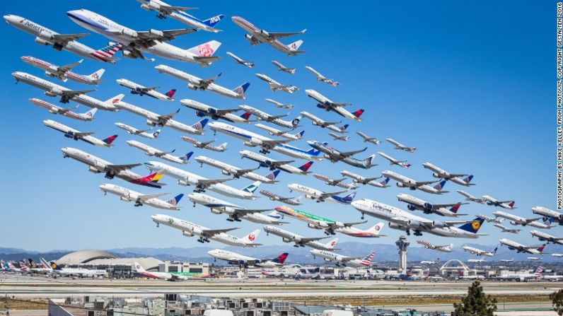 Esta imagen compuesta de Mike Kelley se llama "Turbulencia" y surgió de una selección de aviones, de casi 500 fotografías, que despegaron del Aeropuerto Internacional de Los Ángeles en un mismo día.