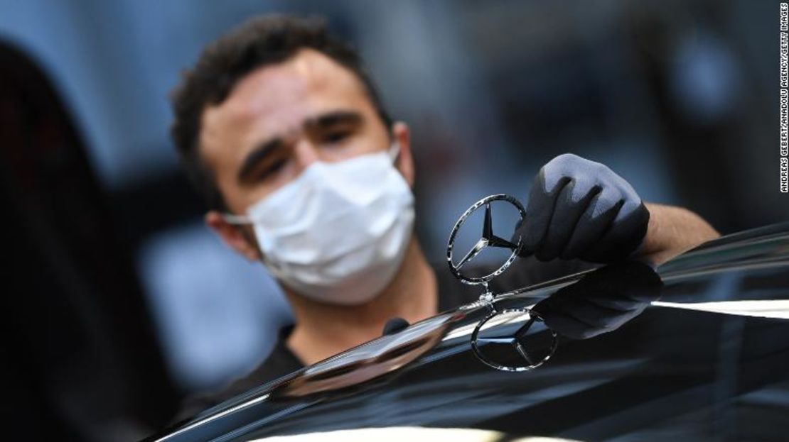 Un trabajador en la fábrica de Mercedes-Benz en Sindelfingen, Alemania, el 30 de abril.