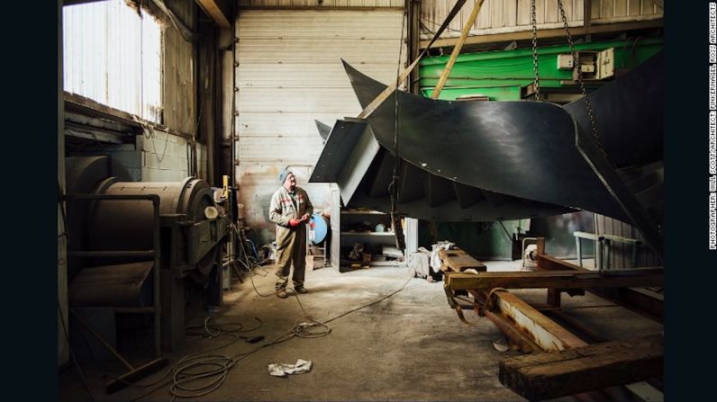 Escalera helicoidal, Littlehampton, Reino Unido — El fotógrafo británico Will Scott capturó la fabricación de esta escalera helicoidal de acero, que ahora es la pieza central de una plaza de más de 800 metros cuadrados en Londres que fue diseñada por Finkernagel Ross Arquitectos.