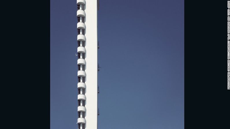 Estadio Olímpico de Helsinki, Finlandia — El fotógrafo alemán Sebastian Weiss tomó esta simple pero cautivante fotografía del la torre del Estadio Olímpico de Helsinki. Esta torre de 72 metros de alto es un hito de la arquitectura histórica.