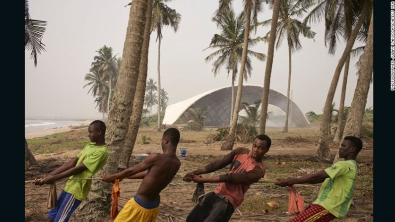 Instituto cultural de artes Haduwa, Ghana — Nuevamente el fotógrafo francés Julien Lanoo aparece en este listado con una imagen de un auditorio al aire libre en Apam, Ghana, una gran estructura de bambú. Su techo curvado está hecho de 41 arcos de bambú. Lanoo capturó el trabajo en progreso.