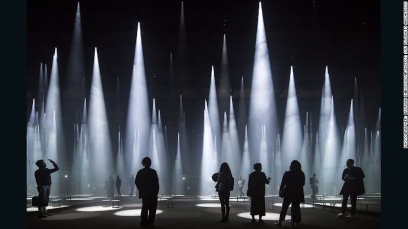 Bosques de luz en COS, Salen del móvil, Milán, Italia — Esta instalación de luz, diseñada por el arquitecto japonés Sou Fujimoto, responde a los movimientos de los visitantes. El momento fue capturado por la fotógrafa alemana Laurian Ghinitoiu. Una buena foto arquitectónica "en la medida de lo posible, muestra cómo las personas interactúan con un edificio y demuestra el propósito social de la arquitectura", dice Booth.