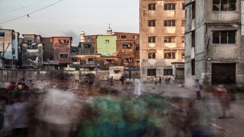 Dharavi, Mumbai, India — El fotógrafo alemán Torsten Andreas Hoffmann capturó esta impresionante imagen en las calles de un suburbio en Dharavi, en la India. Fundado en 1882 durante la época colonial británica, este es uno de los suburbios más grandes del mundo.