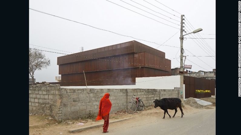 Lattice House, Kashmir, India — Esta foto de la Lattice House, ubicada a las afueras de la ciudad de Jammu, en la India, fue tomada por el fotógrafo británico Edmund Summer. La fachada del edificio fue diseñada para soportar el extremo calor de la región y el clima seco.