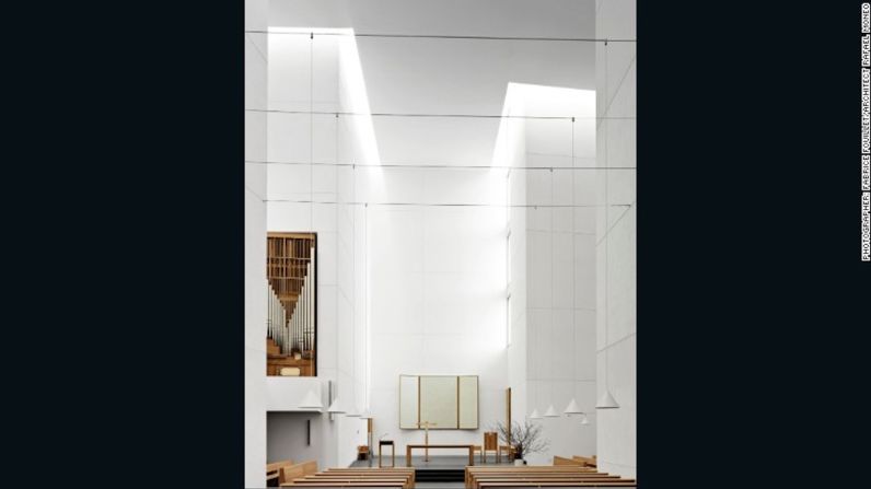 Iglesia de Iesu (Iglesia de Jesús), San Sebastián, España — El arquitecto Rafael Moneo, ganador de la medalla de oro RIBA en 2003, diseñó esta iglesia moderna y minimalista en San Sebastián, España. Múltiples aberturas en el techo de la Iglesia permiten que la luz del sol se refleje sobre las paredes de la estructura, una característica destacada por el fotógrafo francés Fabrice Fouillet.