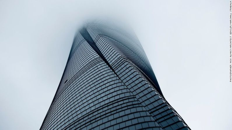 Torre Shanghai, Shanghai, China — Con una altura de 632 metros, la Torre Shanghai, ubicada en el distrito de Pudong, es actualmente el edificio más alto de China y el segundo más alto del mundo. El fotógrafo de Bangkok Nick Almasy tomó esta foto del rascacielos entre la niebla, que en 2016 también fue nombrado como la torre torcida más alta del mundo.