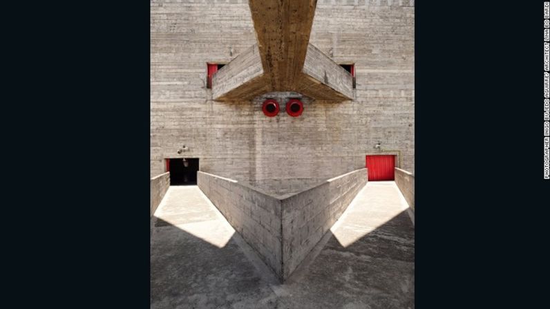 Centro Pompeia, Sao Paulo, Brasil — El centro Pompeia, diseñado por la arquitecta modernista brasileña Lina Bo Bardi, fue construido en 1982 en Sao Paulo, Brasil. La estructura de concreto de esta antigua fábrica de tambores fue fotografiada por el español Íñigo Bujedo Aguirre.