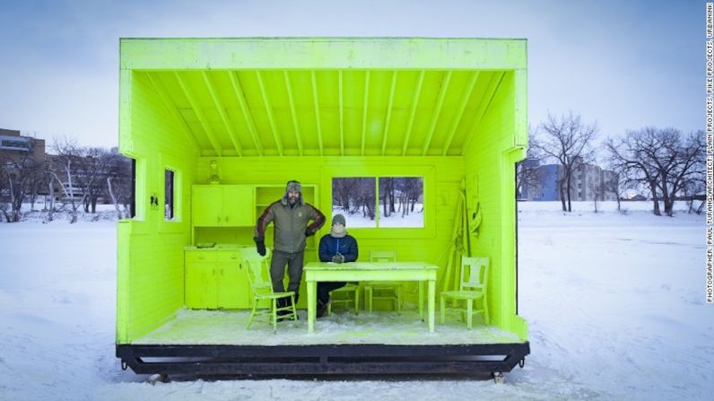 Hygge House Warming Hut, Winnipeg, Canadá — El fotógrafo Paul Turang, que está basado en Los Ángeles, tomó esta imagen de una simple casa de madera, ubicada en Manitoba, Canadá. “El premio es por la fotografía y no por la arquitectura”, explica a CNN Emily Booth una de los jurados del concurso. “Consideramos factores como composición, luz, escala, atmósfera, sentido del lugar, así como la narrativa”.