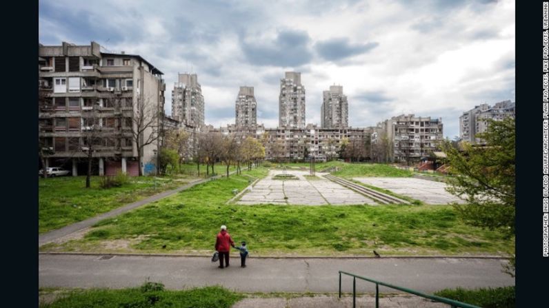 Complejo residencial Bloque 23, Belgrado, Serbia — El fotógrafo español Íñigo Bujedo Aguirre tomó esta foto de un complejo residencial serbio que fue construido entre 1968 y 1974. Allí captura la arquitectura brutaliza que fue popular en el país en la década de los 70, cuando era conocida como Yugoslavia y estaba bajo el mando del líder comunista, Josip Broz Tito.