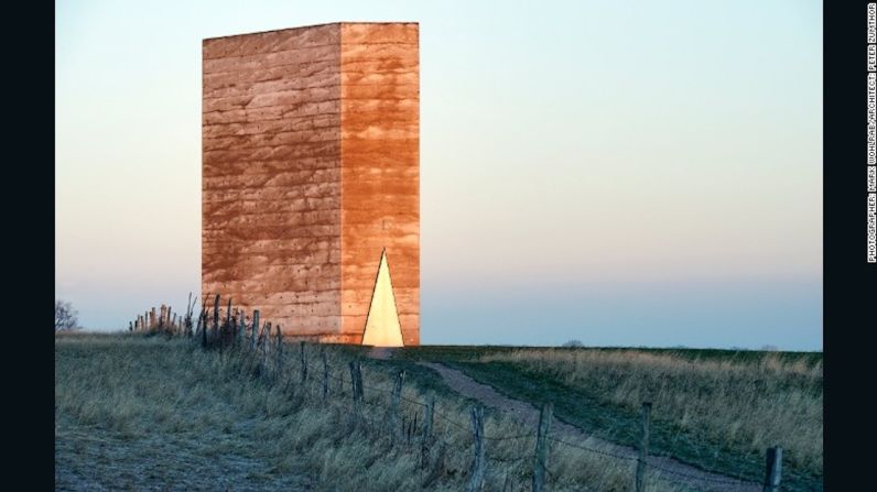 Capilla Bruder Klaus, Mechernich-Wachendorf, Alemania — Los granjeros locales construyeron esta espectacular capilla ubicada en el Parque Natural Eifel en Alemania, en 2007. Arena y gravilla cubren la estructura inicial, que se compone de 112 pinos locales. El edificio es silencioso, sin electricidad o agua, una quietud capturada por el fotógrafo alemán Mark Wohlrab.