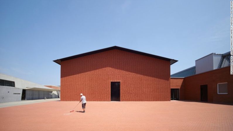 Vitra Schaudepot, Weil am Rhein, Alemania — La segunda imagen del fotógrafo francés Julien Lanoo —que fue preseleccionada para los premios Arcaid Architectural Photography de este año— muestra una silueta simple de la Vitra Schaudepot, una fábrica construida en Alemania en 1960.