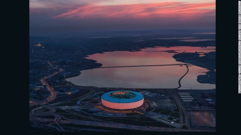 Estadio Nacional Baku, Azerbaiyán — Este estadio de 68.000 sillas en Azerbaiyán sirvió como sede principal para las ceremonias de inauguración y cierre de los Juegos europeos 2015. El fotógrafo español Víctor Romero capturó la estructura iluminada de noche.