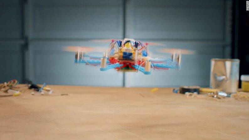 Esta es una gran idea: hacer un dron de miles de figuras de Lego. Viene en dos versiones, una básica de 189 dólares que funciona con una aplicación, y una de lujo que cuesta 249 dólares e incluye un control.