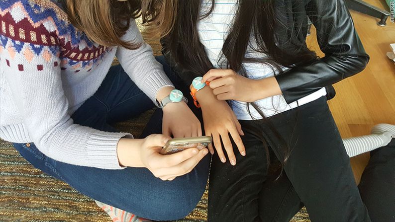 Estas son las pulseras inteligentes de la amistad y prometen cautivar a muchos adolescentes. Por 69 dólares, invitan a las niñas y jóvenes a enviarse mensajes y códigos secretos con sus amigas, a través de un teléfono inteligente o de un computador.