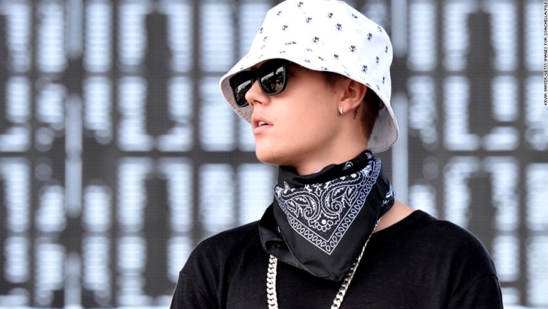 Si hubo un momento tranquilo en el verano de 2014, fue en junio, cuando Bieber fue relevado en un caso de intento de robo. En mayo, una mujer había acusado al cantante de haber intentado hurtar su celular, pero el fiscal de Los Ángeles concluyó que no había pruebas suficientes para procesarlo.