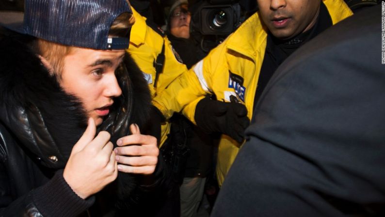El 29 de enero de 2014, Justin Bieber se entregó en una estación de policía de Toronto, cuando enfrentaba cargos por agresión, debido a la discusión que mantuvo con el conductor de su limosina en diciembre. Sin embargo, los cargos fueron rechazados en septiembre, después de que los fiscales decidieran que no había “una posibilidad razonable” de acusar a Bieber de haber golpeado al conductor en la parte de atrás de la cabeza, aseguró Brendan Crawley, portavoz de la Fiscalía General de Ontario.